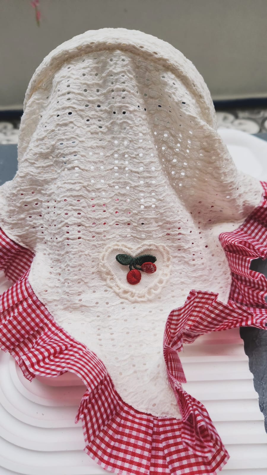 Kiraz Detaylı Fırfırlı Bohem Taç 